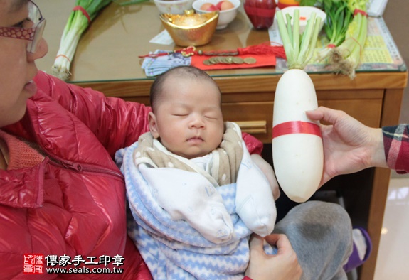 剃胎毛、滿月剃頭、嬰兒剃頭、嬰兒理髮、嬰兒剃髮、嬰兒剃胎毛、嬰兒滿月剃頭、寶寶剃頭、剃胎毛儀式、剃胎毛吉祥話、滿月剃頭儀式、滿月剃頭吉祥話、寶寶剃胎毛、寶寶滿月剃頭理髮、 台北萬華區剃胎毛、台北萬華區滿月剃頭、 台北萬華區嬰兒剃頭剃胎毛、台北萬華區嬰兒理髮、台北萬華區嬰兒剃髮、林寶寶(台北萬華區到府嬰兒寶寶滿月剃頭理髮、免費到府嬰兒剃胎毛儀式吉祥話)。到府剃頭剃胎毛主持、專業拍照、DVD光碟、證書。★購買「臍帶章、肚臍章、胎毛筆刷印章」贈送：剃頭、收涎、抓周，三選一。2016.01.30 照片13